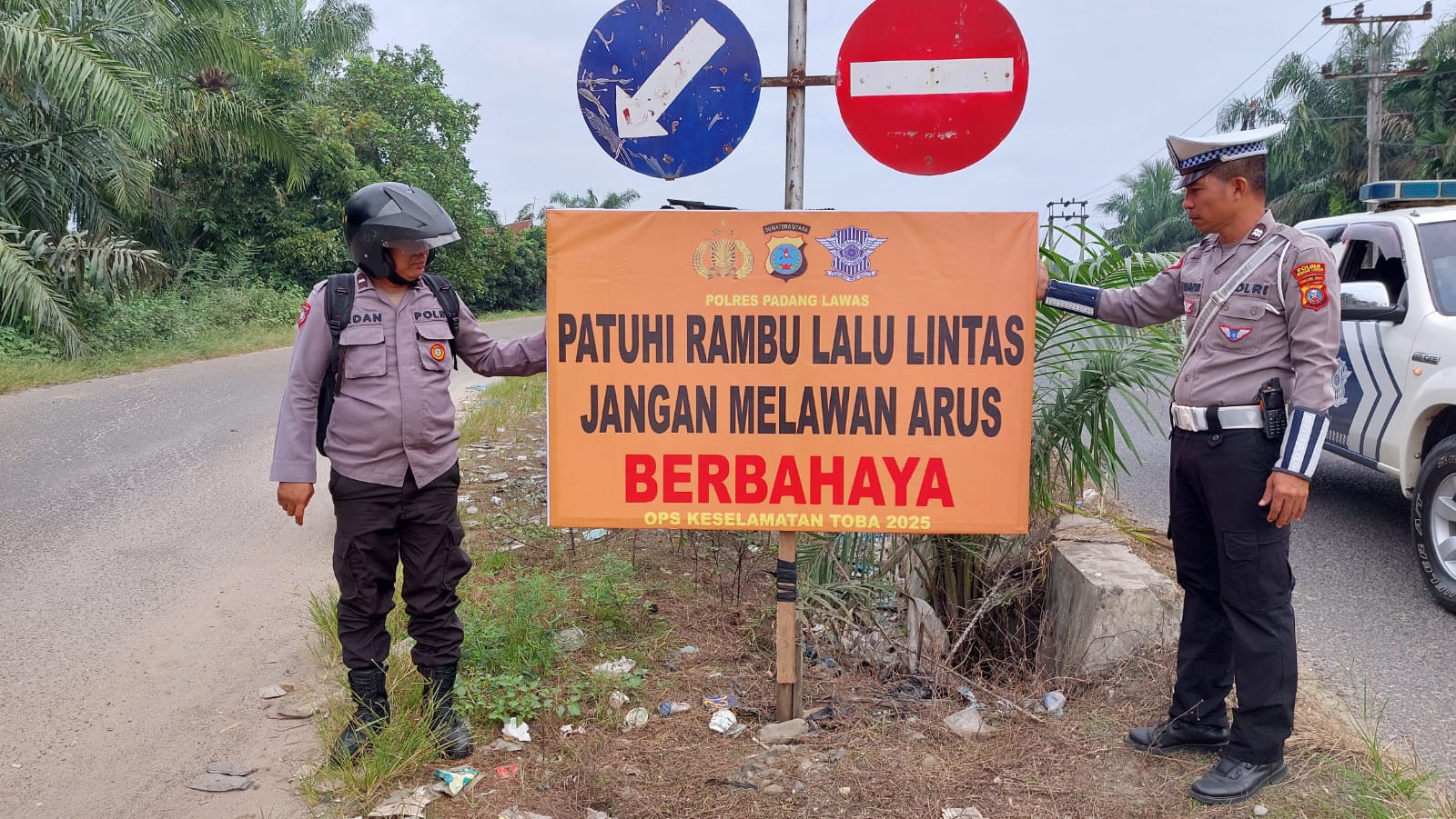 Kapos Lantas Barumun Tengah Memasang Billboard/Spanduk Himbauan Operasi Keselamatan Toba 2025