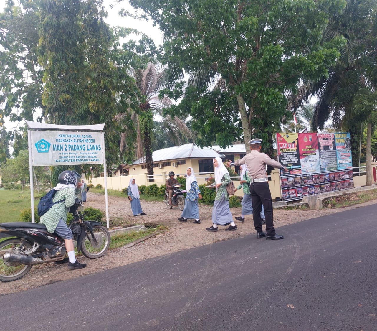 Gatur Padat Pagi, Personil Polsek Barteng Meningkatkan Pelayanan Kepada Masyarakat