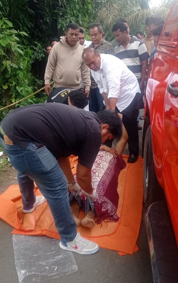 Mayat Pria Diduga Korban Pembunuhan Ditemukan di Jalan Armaya Desa Suka Rende