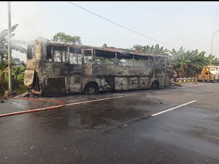 Nahas Bus Putra Pelangi Perkasa Oleng dan Tabrak Pembatas Jalan, Hingga Terbakar