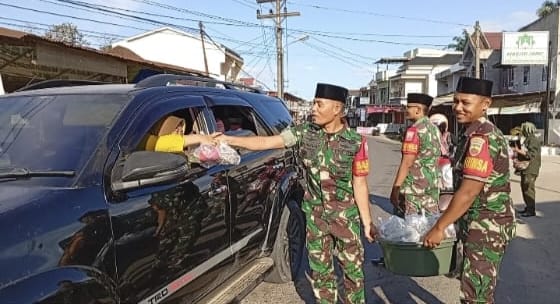 Berbagi di Bulan Ramadhan Kodim 0212/TS Bersama Koramil 09 Sosa Bagikan Takjil