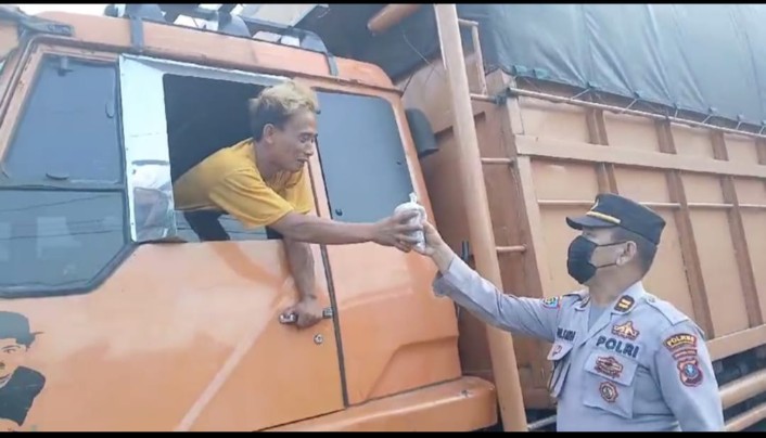 Berbagai Rezeki Dibulan Ramadhan, Polsek Perbaungan Bagikan Takjil Kepada Pelintas Jalan