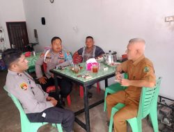 Bhabinkamtibmas Melaksanakan Patroli dan Tatap Muka dengan Warga Desa Binaannya