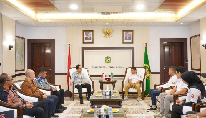 Rico Waas Sambut Perayaan Anniversary ke-13 Mercedes Benz W202 yang Libatkan UMKM dan Komunitas Pelukis