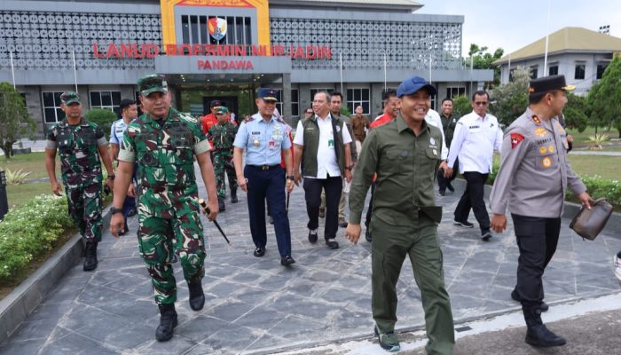 Pangdam I/BB Dampingi Menhut RI Tinjau Penanganan Karhutla di Prov Riau