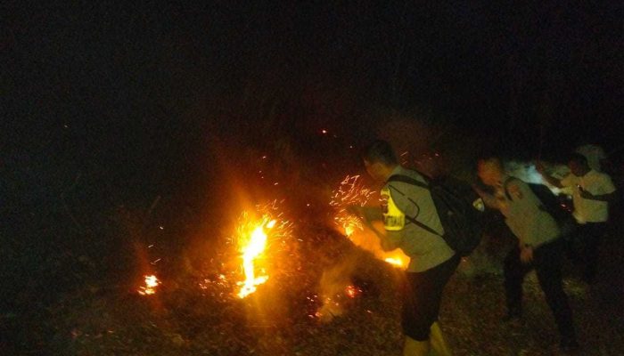 Bhabinkamtibmas Polsek Barumun Tengah Melaksanakan Pemadaman Titik Api Kebakaran Lahan