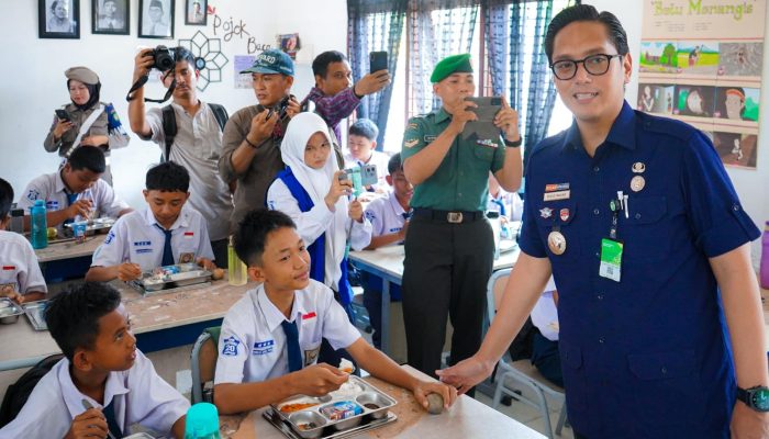 Dukung Penuh Program Makan Bergizi Gratis, Rico Waas Tinjau Langsung Pelaksanaan di SMPN 20