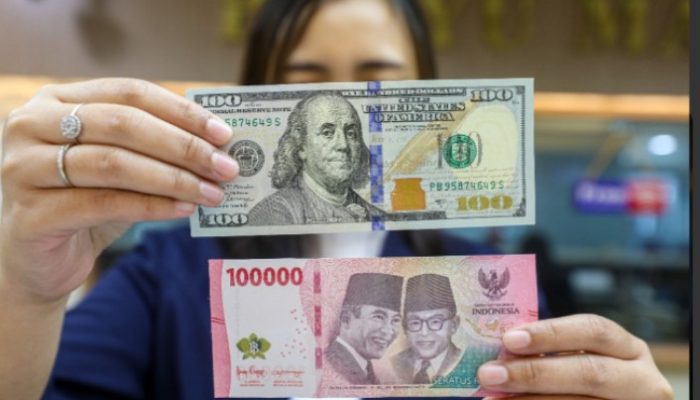 Rupiah Melemah Cukup tajam Setelah Pemangkasan BI Rate, IHSG Bertahan di Zona Hijau