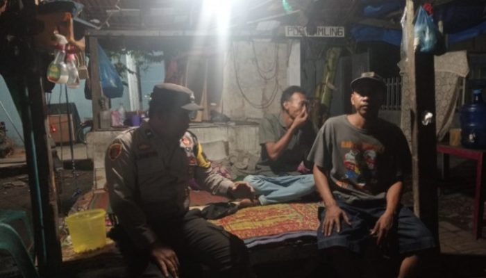 Bhabinkamtibmas Polsek P.Berandan Cek Poskamling Ajak Warga Aktif Jaga Lingkungan