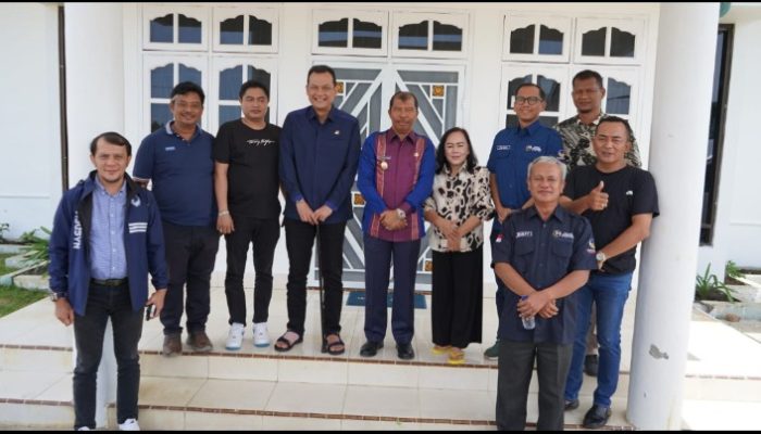 Anggota DPR RI Martin Manurung Didampingi Tim MMC Diskusi Tentang Pembangunan Kab.Toba