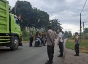 Bangkitkan Nasionalisme, Polsek Sosa Polres Palas Bagikan dan Pasangkan Bendera Merah Putih kepada Pengendara