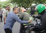 Bapenda Kota Medan Tunjukkan Solidaritas dengan Bagikan 1.000 Nasi Bungkus untuk Driver Ojol
