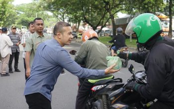Bapenda Kota Medan Tunjukkan Solidaritas dengan Bagikan 1.000 Nasi Bungkus untuk Driver Ojol