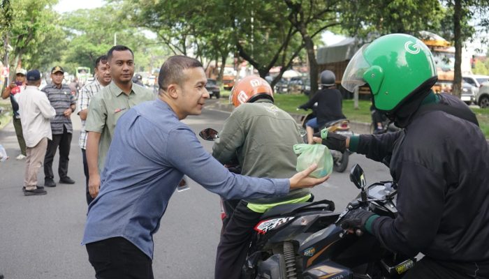 Bapenda Kota Medan Tunjukkan Solidaritas dengan Bagikan 1.000 Nasi Bungkus untuk Driver Ojol