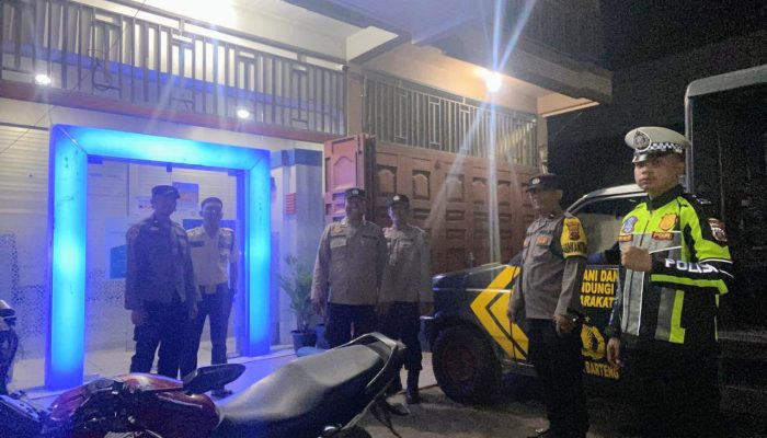 Personil Polsek Barumun Tengah Melaksanakan Patroli Blue Light Malam Hari