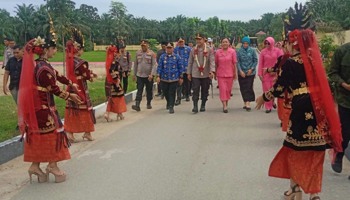 Tari Tortor Sanggar Arjuna Dance Ikut dalam Penyambutan Kedatangan Kapolda Sumut di Mapolres Palas