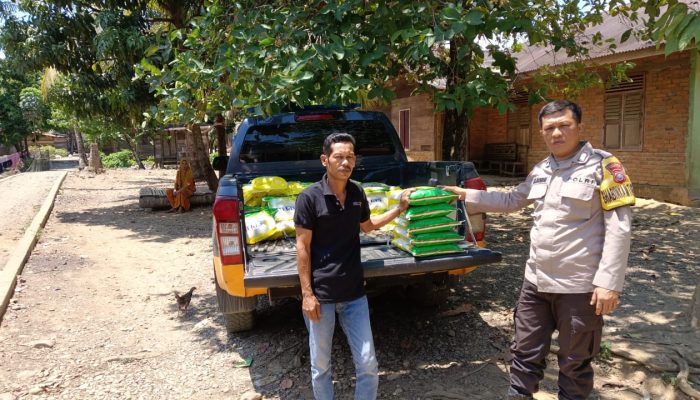 Ringankan Beban Warga di Tengah Tingginya Harga Pangan, Bhabinkamtibmas Polsek Barumun Salurkan Beras Murah SPHP