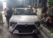 Diduga Tabrak Lari, Mobil X-Force Dirusak Pengguna Jalan di Simpang Manhattan