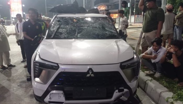 Diduga Tabrak Lari, Mobil X-Force Dirusak Pengguna Jalan di Simpang Manhattan