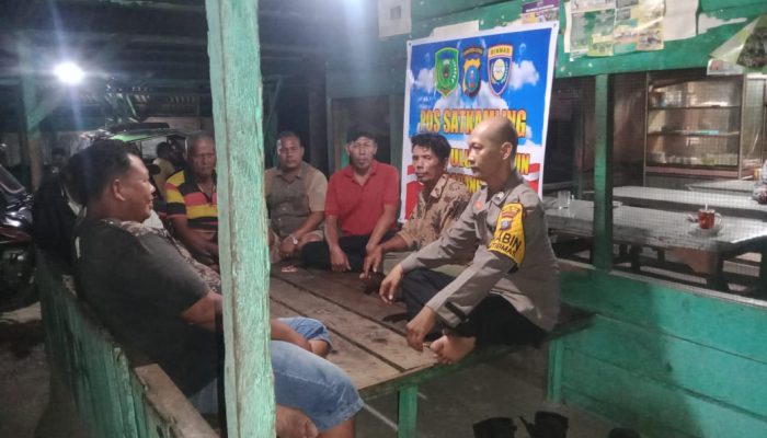Perkuat Sinergi dengan Masyarakat, Bhabinkamtibmas Polsek Barumun Sambangi Petugas Pos Satkamling