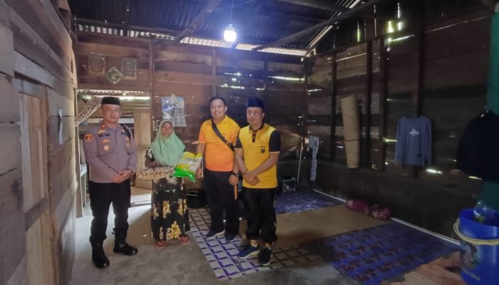 Jumat Berkah, Polsek Sosa Berbagi Sembako Kepada Warga