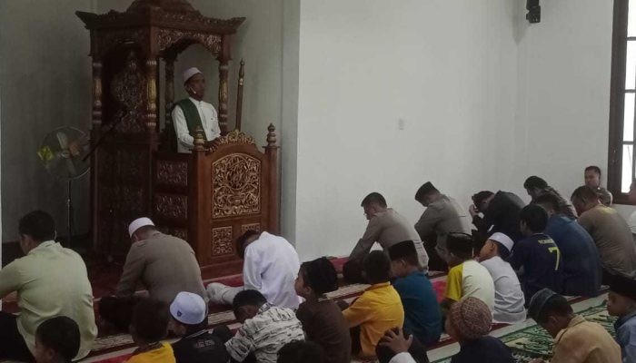 Jumat Curhat dan Berkah, Polres Palas Hadir Berikan Nasi Bungkus Gratis untuk Warga Jemaah Masjid Al-Amanah