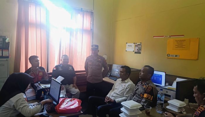 Ka SPKT Polres Padang Lawas Memberikan Arahan Untuk Melayani Masyarakat Secara Humanis
