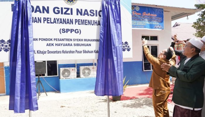 Bupati Palas Hadiri dan Potong Pita Launching Perdana Program MBG SPPG Yayasan Ponpes Syekh Muhammad Dahlan Sibuhuan