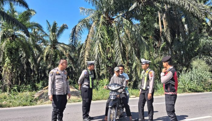 Ka SPKT Polres Padang Lawas Melaksanakan Pengaturan Pos Padat Pagi di Depan Mapolres