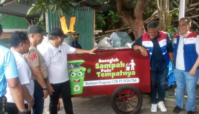 Dukung Pengelolaan Sampah di Yogyakarta, PGN Serahkan 50 Gerobak Sampah dan Insinerator
