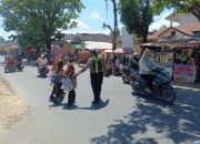 Antisipasi Kepadatan Arus, Personil Pos Pam Lantas Polsek Barumun Laksanakan Pengaturan Arus Lalu Lintas Siang