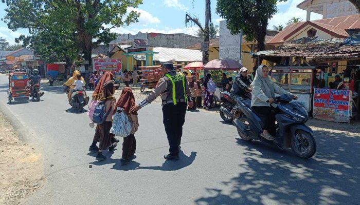 Antisipasi Kepadatan Arus, Personil Pos Pam Lantas Polsek Barumun Laksanakan Pengaturan Arus Lalu Lintas Siang