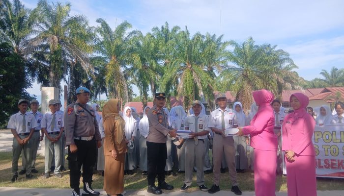 Kapolsek Sosa Pimpin Upacara Dalam Program Bertajuk “Police Goes to School”