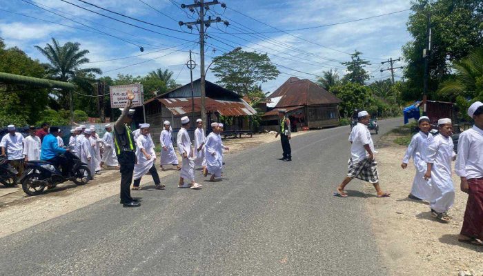 Personil Pos Lantas Polsek Barumun Tengah Laksanakan Pam Padat siang, di depan Mesjid Ar Rahim Desa Binanga
