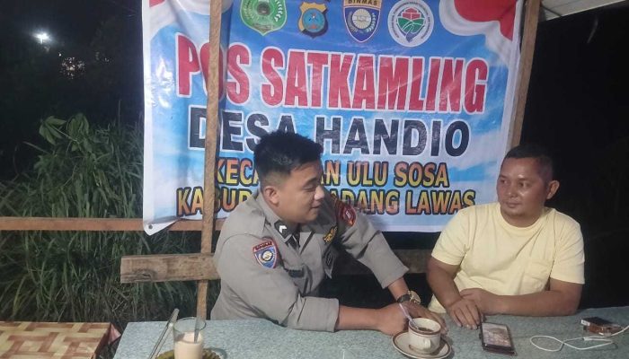 Bhabinkamtibmas Polsek Sosa Patroli dan Cek Pos Kamling di wilayah Hukumnya