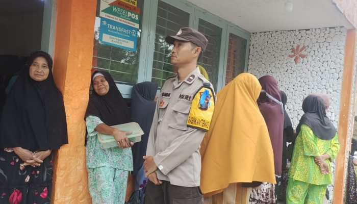 Bhabinkamtibmas Polsek Sosopan Lakukan Pengamanan Penyaluran BLTSKESRA Bagi Masyarakat