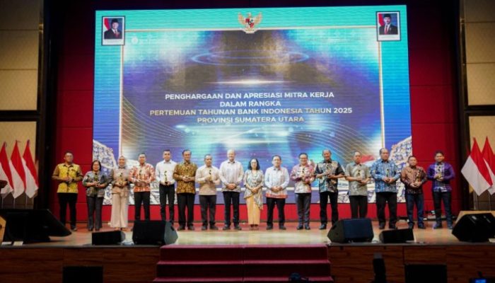 Warga Korban Banjir Bandang Bertahan Hidup Tanpa Bantuan, Bupati Langkat Terima Penghargaan di Hotel Adimulia Medan
