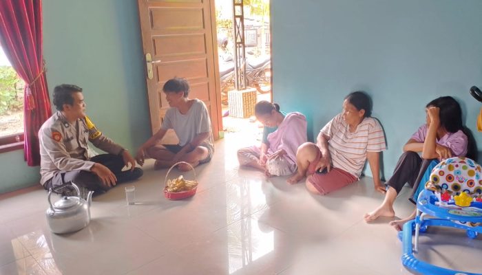 Patroli dan Sambang Desa Binaan sekaligus Tahap Muka, Bhabinkamtibmas sampaikan pesan Kamtibmas
