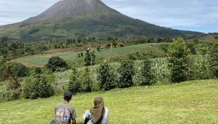Ngopi Berlatar Gunung Sinabung, Bikin Betah Tak Mau Beranjak